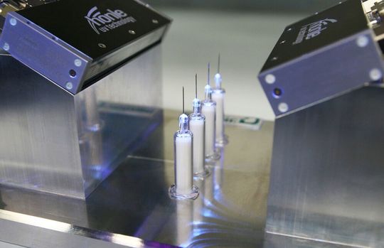 Der UV-Klebstoff an den Spritzennadeln wird mit UV-Licht ausgehärtet. Der UV-Klebstoff an den Spritzennadeln wird mit UV-Licht ausgehärtet.