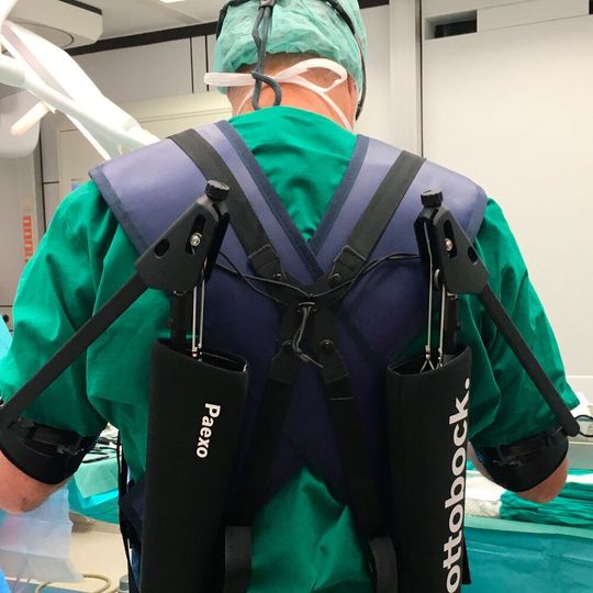 Paexo Shoulder wurde vom Medizintechnikunternehmen Ottobock entwickelt, um gesündere Arbeitsplätze in Industrie und Handwerk zu schaffen. Prof. Dr. Veit Rohde kann das Exoskelett Paexo Shoulder vor der Operation in unter 20 Sekunden anlegen. Paexo Shoulder wurde vom Medizintechnikunternehmen Ottobock entwickelt, um gesündere Arbeitsplätze in Industrie und Handwerk zu schaffen. Prof. Dr. Veit Rohde kann das Exoskelett Paexo Shoulder vor der Operation in unter 20 Sekunden anlegen.
