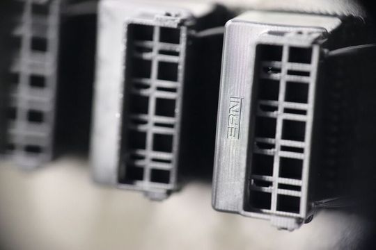 Gemeinsam haben Litholabs und Erni mithilfe des Materials Loctite 3955 FST funktionale Prototypen von Steckverbindern mit 3D-gedruckten Gehäusen für Leiterplatten entworfen.