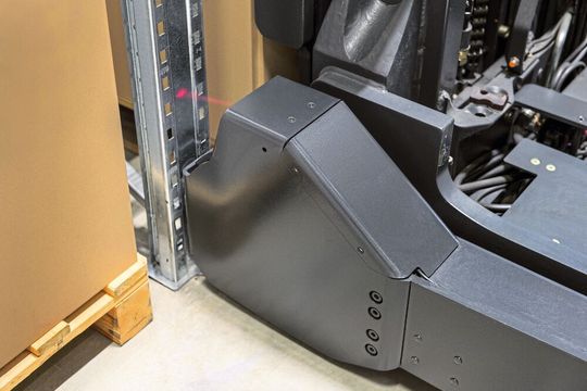 Als zusätzliches Auge auf Bodenhöhe leistet der Regal-Anfahrschutz-Sensor von Linde-MH wertvolle Dienste.