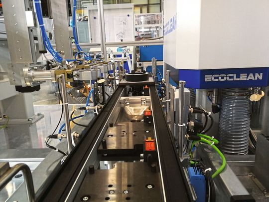 Die Prozess- und Anlagenauslegung für die Trockenreinigung der Elektromotoren erfolgte auf Basis eines umfangreichen Versuchs-
aufbaus mit Strömungs-
simulation für die einzu-
setzenden Werkzeuge und den zuverlässigen Austrag abgereinigter Partikel. Die Prozess- und Anlagenauslegung für die Trockenreinigung der Elektromotoren erfolgte auf Basis eines umfangreichen Versuchs-
aufbaus mit Strömungs-
simulation für die einzu-
setzenden Werkzeuge und den zuverlässigen Austrag abgereinigter Partikel.