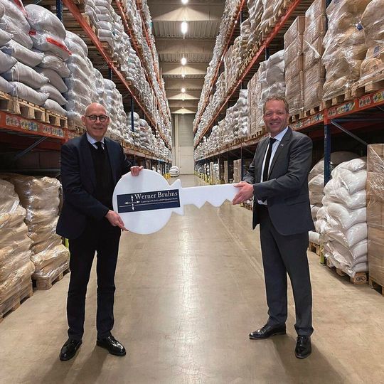 Greiwing logistics for you hat zum 1. Januar dieses Jahres die Werner Bruhns Lagereigesellschaft übernommen. Mit einer symbolischen Schlüsselübergabe besiegelten Michael Bruhns (l.) und Jürgen Greiwing (r.) die Übernahme. Greiwing logistics for you hat zum 1. Januar dieses Jahres die Werner Bruhns Lagereigesellschaft übernommen. Mit einer symbolischen Schlüsselübergabe besiegelten Michael Bruhns (l.) und Jürgen Greiwing (r.) die Übernahme.