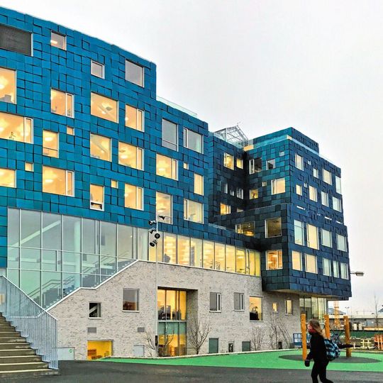 La façade de la Copenhagen International School (Danemark) a été réalisée avec des verres photovoltaïques Kromatix. La façade de la Copenhagen International School (Danemark) a été réalisée avec des verres photovoltaïques Kromatix.