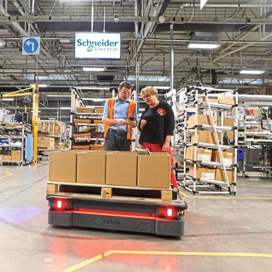 Le robot MiR500 chez Schneider Electric en Pologne. Le robot MiR500 chez Schneider Electric en Pologne.