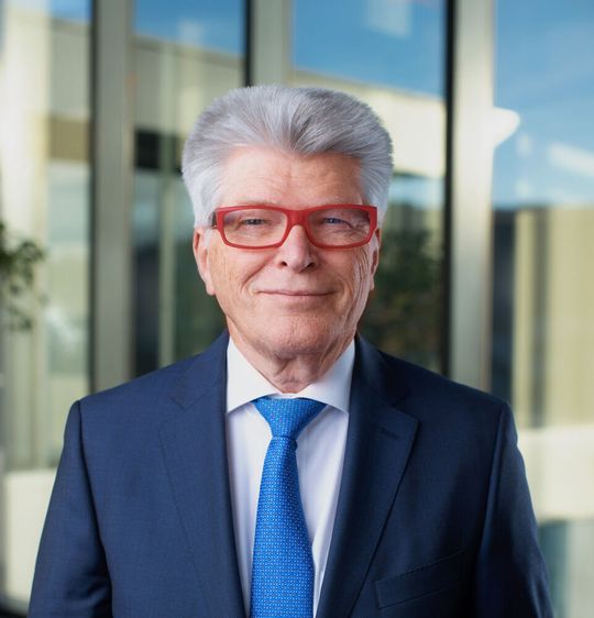 German Edge Cloud gehört zur inhabergeführten Friedhelm Loh (im Bild) Group. Die Unternehmensgruppe ist mit zwölf Produktionsstätten und 96 Tochtergesellschaften international erfolgreich. Sie beschäftigt 12.100 Mitarbeiter und erzielte im Jahr 2019 einen Umsatz von 2,6 Milliarden Euro.