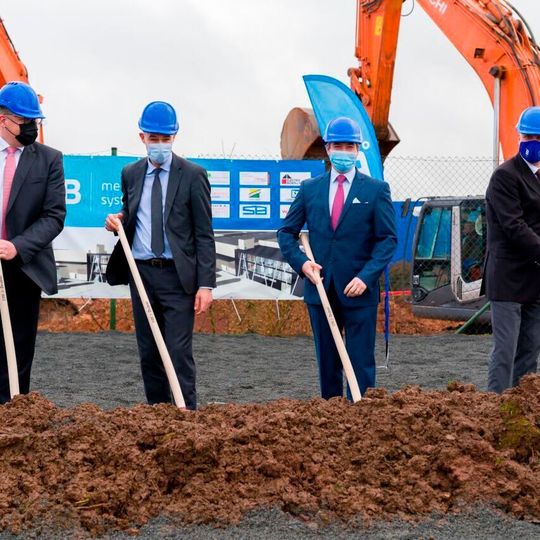 Spatenstich für die neue Produktionsstätte: (v. l. n.) Romain Wester, Bürgermeister von Hosingen; Franz Fayot, Luxemburgs Wirtschaftsminister; Guillaume von Luxemburg, Erbgroßherzog von Luxemburg; Luc Provost, CEO BMS Spatenstich für die neue Produktionsstätte: (v. l. n.) Romain Wester, Bürgermeister von Hosingen; Franz Fayot, Luxemburgs Wirtschaftsminister; Guillaume von Luxemburg, Erbgroßherzog von Luxemburg; Luc Provost, CEO BMS