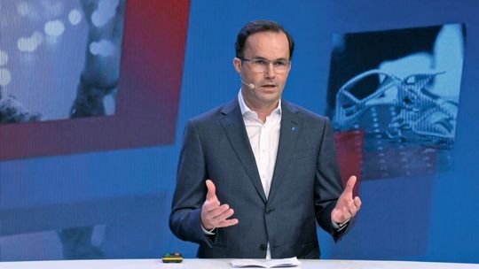 Die Industrie steht durch Corona vor großen Herausforderungen. „Dazu bedarf es einer Plattform auf der die Herausforderungen diskutiert, Lösungen präsentiert und Netzwerke ausgebaut werden können. Genau das leistet die Hannover Messe Digital Edition“, so Jochen Köckler. Die Industrie steht durch Corona vor großen Herausforderungen. „Dazu bedarf es einer Plattform auf der die Herausforderungen diskutiert, Lösungen präsentiert und Netzwerke ausgebaut werden können. Genau das leistet die Hannover Messe Digital Edition“, so Jochen Köckler.