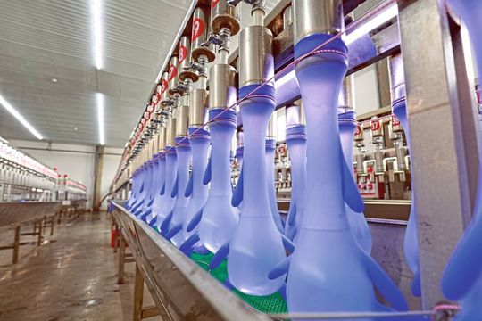 Dichtheitstest von Schutzhandschuhen in einer chinesischen Fabrik. In der Coronapandemie sind Schutzhandschuhe und andere Verbrauchsmaterialien besonders in Deutschland knapp geworden. Dichtheitstest von Schutzhandschuhen in einer chinesischen Fabrik. In der Coronapandemie sind Schutzhandschuhe und andere Verbrauchsmaterialien besonders in Deutschland knapp geworden.