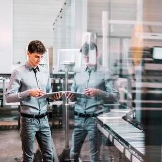 La nouvelle norme : des tablettes avec Eplan eView pour faciliter le travail des techniciens de mise en service. La nouvelle norme : des tablettes avec Eplan eView pour faciliter le travail des techniciens de mise en service.