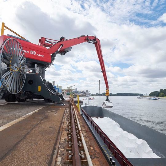 Gemessen am Transportvolumen ist Salz der wichtigste Rohstoff für die Covestro-Standorte in NRW. Das Foto zeigt die Entladung eines Salzschiffs in Leverkusen. Gemessen am Transportvolumen ist Salz der wichtigste Rohstoff für die Covestro-Standorte in NRW. Das Foto zeigt die Entladung eines Salzschiffs in Leverkusen.