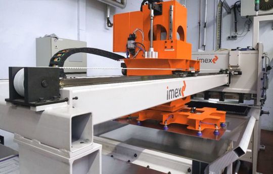 Mit seiner neuen vollautomatischen Besäumungsanlage bearbeitet Martin rechteckige Schichtblechtafeln mit Dicken von 0,5 mm bis 4,0 mm und Kantenlängen bis 1.300 mm ergonomisch, schnell und wiederholgenau. Mit seiner neuen vollautomatischen Besäumungsanlage bearbeitet Martin rechteckige Schichtblechtafeln mit Dicken von 0,5 mm bis 4,0 mm und Kantenlängen bis 1.300 mm ergonomisch, schnell und wiederholgenau.
