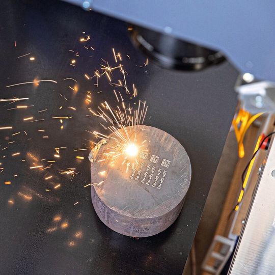 Der finnischen Markierspezialist
Cajo legt bei seinen Lasermarkier-
lösungen den Fokus auf die
metallverarbeitende Branche. Der finnischen Markierspezialist
Cajo legt bei seinen Lasermarkier-
lösungen den Fokus auf die
metallverarbeitende Branche.