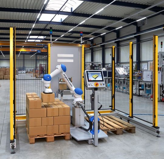 Hier ist der neue Cobot-Palettierer CPA-10 von Segbert, der einen MRK-fähigen, hybriden Motoman HC10 von Yaskawa integriert hat. Palettieren und Depalettieren gelingen damit auf zwei Paletten. Hier ist der neue Cobot-Palettierer CPA-10 von Segbert, der einen MRK-fähigen, hybriden Motoman HC10 von Yaskawa integriert hat. Palettieren und Depalettieren gelingen damit auf zwei Paletten.