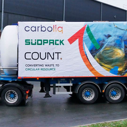 Ein LKW transportiert erstmals Öl, das durch chemisches Recycling von Materialien von Südpack hergestellt wurde, ab. Ein LKW transportiert erstmals Öl, das durch chemisches Recycling von Materialien von Südpack hergestellt wurde, ab.