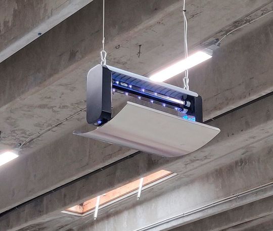 Rentokil Initial bietet mit der Lumnia Suspended eine hochwirksame und nachhaltige UV-LED-Licht-Falle für Fluginsekten, die für große, offene Bereiche mit hohen Hygieneanforderungen gedacht ist. Rentokil Initial bietet mit der Lumnia Suspended eine hochwirksame und nachhaltige UV-LED-Licht-Falle für Fluginsekten, die für große, offene Bereiche mit hohen Hygieneanforderungen gedacht ist.
