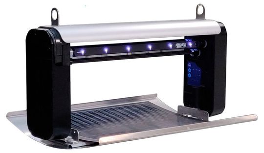 Das Äußere des Gerätes enthält drei starke, langlebige 10-W-LEDs, die für fliegende Insekten sehr attraktiv leuchten, heißt es. Dennoch bräuchten sie im Vergleich zu anderen Insektenlichtfallen rund 50 % weniger Energie. Das Äußere des Gerätes enthält drei starke, langlebige 10-W-LEDs, die für fliegende Insekten sehr attraktiv leuchten, heißt es. Dennoch bräuchten sie im Vergleich zu anderen Insektenlichtfallen rund 50 % weniger Energie.