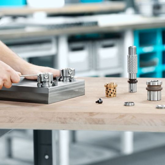 Meusburger offers an extensive and systematic range of rolling and sliding guides. Meusburger offers an extensive and systematic range of rolling and sliding guides.