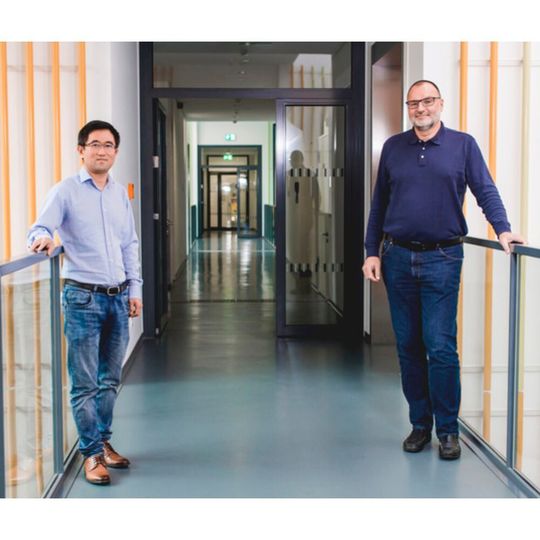 Das Bochumer Katalyse-Team: Baoxiang Peng (links) und Martin Muhler Das Bochumer Katalyse-Team: Baoxiang Peng (links) und Martin Muhler