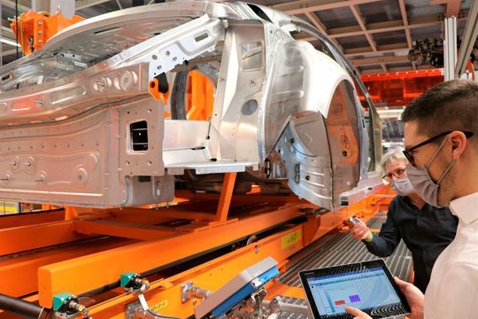 In Neckarsulm nutzt Audi die RFID-Technologie zur Fahrzeugidentifikation durchgängig im gesamten Produktionsprozess. Prozesse werden so gewerkeübergreifend vernetzt. In Neckarsulm nutzt Audi die RFID-Technologie zur Fahrzeugidentifikation durchgängig im gesamten Produktionsprozess. Prozesse werden so gewerkeübergreifend vernetzt.