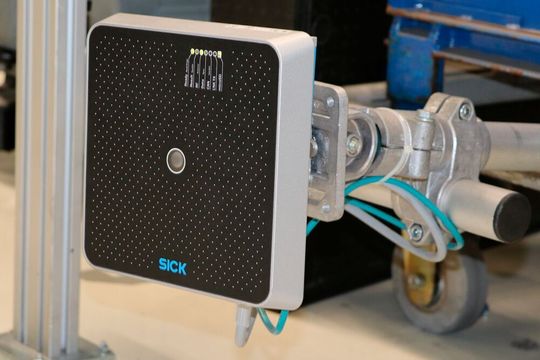 Mithilfe eines Lesegeräts werden für den jeweiligen Produktionsschritt wichtige Fahrzeuginformationen über den Datenträger abgerufen.