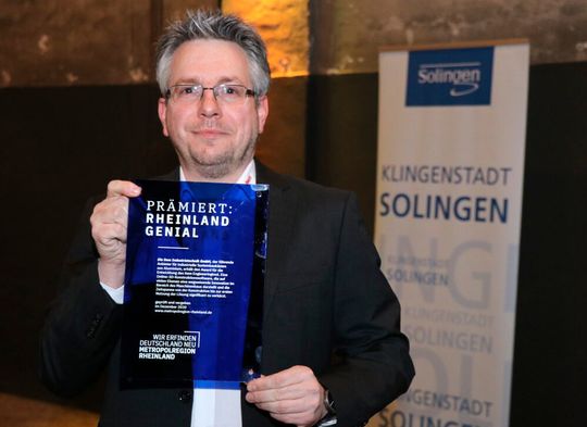 Produktmanager Christian Thiel nimmt den Innovationspreis entgegen: „Wir sind sehr stolz auf den Innovationspreis und die damit verbundene Anerkennung unserer Arbeit im Bereich Digital Engineering.“ Produktmanager Christian Thiel nimmt den Innovationspreis entgegen: „Wir sind sehr stolz auf den Innovationspreis und die damit verbundene Anerkennung unserer Arbeit im Bereich Digital Engineering.“