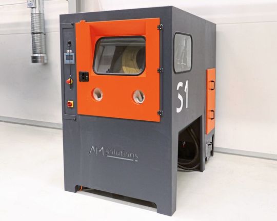 Die Strahlanlage S1 von AM Solutions ist für das Postprocessing in der Additiven Fertigung mit Kunststoffen geeignet. Die Strahlanlage S1 von AM Solutions ist für das Postprocessing in der Additiven Fertigung mit Kunststoffen geeignet.