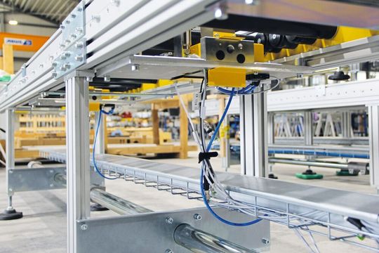 Oft ist eine Montagelinie, die die Vorteile sowohl der Elektrik als auch der Pneumatik nutzt, die wirtschaftlichere Lösung. Oft ist eine Montagelinie, die die Vorteile sowohl der Elektrik als auch der Pneumatik nutzt, die wirtschaftlichere Lösung.