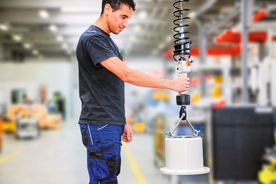 Der neue elektrische Seilbalancer von Zascha ist für anspruchsvolle Anwendungen gedacht, wo es keine Druckluftversorgung gibt. Der neue elektrische Seilbalancer von Zascha ist für anspruchsvolle Anwendungen gedacht, wo es keine Druckluftversorgung gibt.