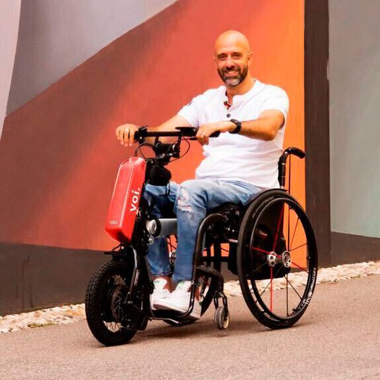 Durch das Angebot von Voi und Klaxon sollen Rollstuhlfahrer größere Strecken zurücklegen können. Durch das Angebot von Voi und Klaxon sollen Rollstuhlfahrer größere Strecken zurücklegen können.