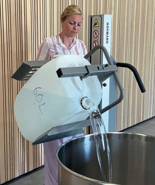Diese mobile Abfüllhilfe von Hovmand erleichtert der Bedienerin wesentlich das Kippen schwerer Kanister und sorgt somit für ergonomisches Arbeiten. Diese mobile Abfüllhilfe von Hovmand erleichtert der Bedienerin wesentlich das Kippen schwerer Kanister und sorgt somit für ergonomisches Arbeiten.