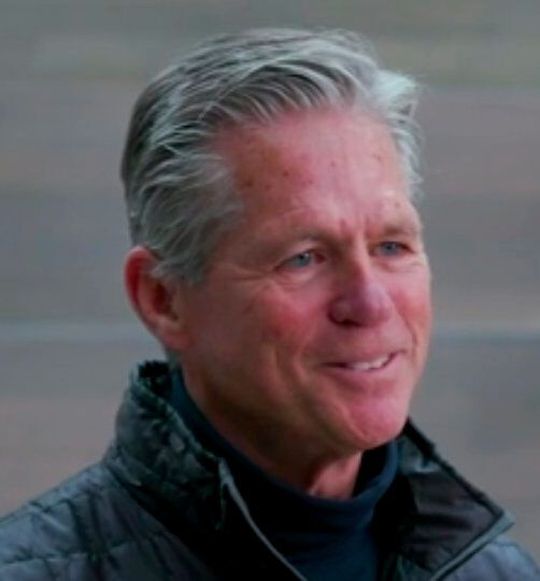 "Multi-Tool ist tot", sagt Dynatrace-CEO John van Siclen, CEO. Bisher werden im Schnitt 58 Stunden pro Jhr für Troubleshooting verschwendet und bei jedem einzelnen Vorfall gehen durchschnittlich 12,5 Stunden dafür drauf, die relevanten Daten aus verschiedenen Quellen zusammenzuführen, damit eine adäquate Analyse erfolgen kann. Und eine Stunde Downtime kostet zwischen 140.000 und 540.000 Dollar. Wenn sich alle Infos auf einer Plattform zusammenfänden, ließe sich dieser Missstand beheben.