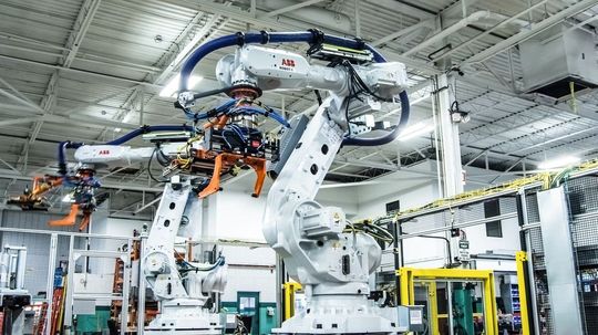 Seit dem Aufkommen des IIoT verändert sich die Welt der Fertigung grundlegend. Eine Schlüsselkomponente dieser Entwicklung ist der digitale Zwilling. Seit dem Aufkommen des IIoT verändert sich die Welt der Fertigung grundlegend. Eine Schlüsselkomponente dieser Entwicklung ist der digitale Zwilling.
