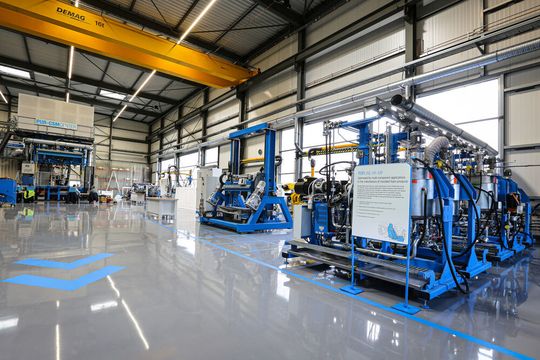 Nach dem Brand, ist das Henncke-Forschungszentrum für Polyurethanverarbeitung in Sankt Augustin wieder startklar! Und das noch viel besser als vorher, sagt das Unternehmen. Nach dem Brand, ist das Henncke-Forschungszentrum für Polyurethanverarbeitung in Sankt Augustin wieder startklar! Und das noch viel besser als vorher, sagt das Unternehmen.