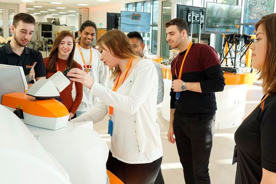 Der deutsche Standort des britischen Unternehmens Renishaw bildet aus, und sucht für 2021 Bewerber für den kaufmännischen Bereich sowie für Logistik und Mechatronik. Nicht verpassen! Der deutsche Standort des britischen Unternehmens Renishaw bildet aus, und sucht für 2021 Bewerber für den kaufmännischen Bereich sowie für Logistik und Mechatronik. Nicht verpassen!