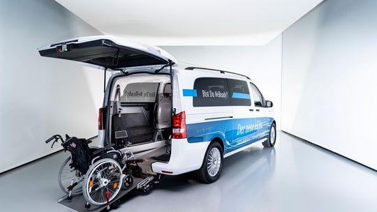 E-Vito Tourer mit Umbau zur Beförderung von Rollstuhlfahrern. E-Vito Tourer mit Umbau zur Beförderung von Rollstuhlfahrern.