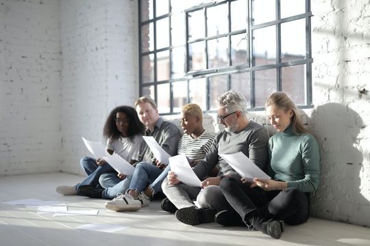 Um ein erfolgreiches Conversational-Projekt auf die Beine stellen zu können, braucht es neben Datenanalysten auch Texter und Content-Strategen. Nur im Zusammenspiel wird das Projekt erfolgreich. Um ein erfolgreiches Conversational-Projekt auf die Beine stellen zu können, braucht es neben Datenanalysten auch Texter und Content-Strategen. Nur im Zusammenspiel wird das Projekt erfolgreich.