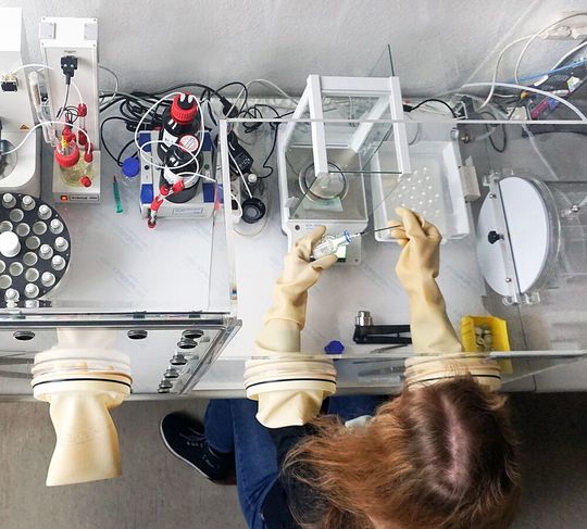 Bauteile aus Polyamid (PA) können feuchtebedingte Fehler haben. Um diese zu minimieren, forschen Experten am KUZ jetzt, wie man speziell bei PA6 am besten dagegensteuert. Bauteile aus Polyamid (PA) können feuchtebedingte Fehler haben. Um diese zu minimieren, forschen Experten am KUZ jetzt, wie man speziell bei PA6 am besten dagegensteuert.