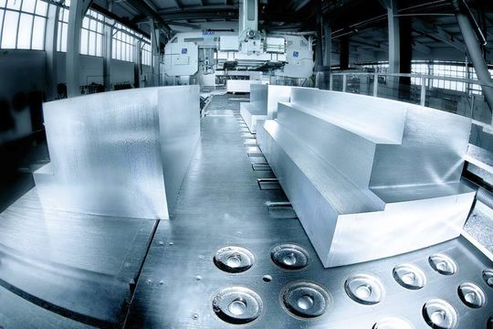 Ausgangsmaterial für Zuschnitte sind spannungsarme Gussblöcke der Größe 4000 mm × 2200 mm × 600 mm und 3400 mm × 1650 mm × 1020 mm.Bild: Bikar Metalle Ausgangsmaterial für Zuschnitte sind spannungsarme Gussblöcke der Größe 4000 mm × 2200 mm × 600 mm und 3400 mm × 1650 mm × 1020 mm.Bild: Bikar Metalle