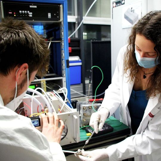 Laborarbeiten am Plasmareaktor: Forschende entwickeln im Projekt „Plasma Fuel“ synthetische Treibstoffe aus nachwachsenden Rohstoffen. Laborarbeiten am Plasmareaktor: Forschende entwickeln im Projekt „Plasma Fuel“ synthetische Treibstoffe aus nachwachsenden Rohstoffen.