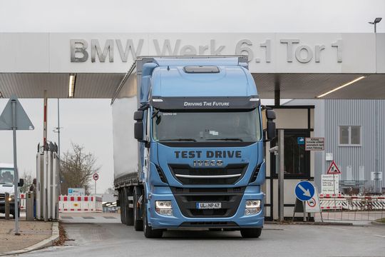 Das BMW-Group-Werk Regensburg setzt jetzt LNG-Lkw (Flüssigerdgas) ein. Der Automobilbauer will damit zum Vorreiter beim Einstieg in die emissionsfreie Transportlogistik werden. Das BMW-Group-Werk Regensburg setzt jetzt LNG-Lkw (Flüssigerdgas) ein. Der Automobilbauer will damit zum Vorreiter beim Einstieg in die emissionsfreie Transportlogistik werden.