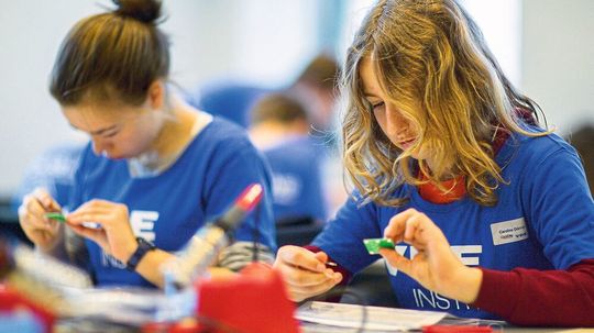 Beim Girls' Day können sich Mädchen in technisch-naturwissenschaftlichen Berufen ausprobieren. Beim Girls' Day können sich Mädchen in technisch-naturwissenschaftlichen Berufen ausprobieren.