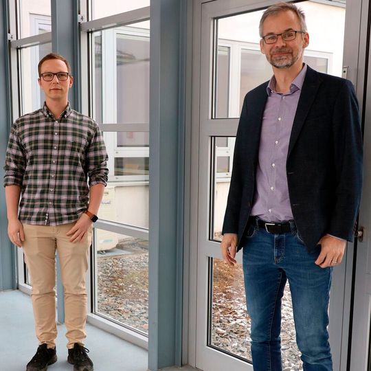 Maximilian Reiser und Prof. Dr. Andreas Breidenassel (v.l.) wollen in Zukunft exaktere Messungen von Wearables in medizinischen Anwendungen ermöglichen. Maximilian Reiser und Prof. Dr. Andreas Breidenassel (v.l.) wollen in Zukunft exaktere Messungen von Wearables in medizinischen Anwendungen ermöglichen.