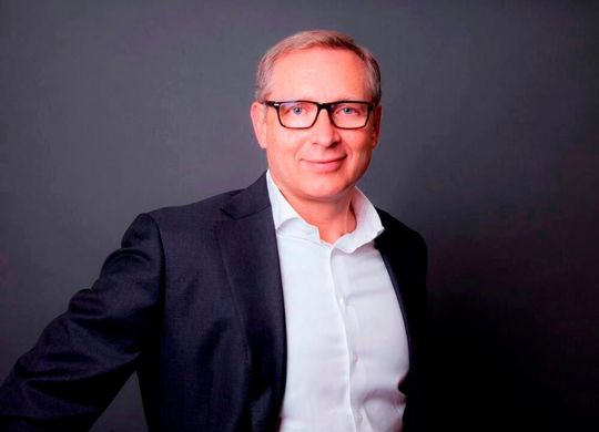 Bis zum Jahreswechsel hat Jürgen von Hollen das Unternehmen geführt. Er verließ UR, um sich neuen Heruasforderungen zu stellen. Bis zum Jahreswechsel hat Jürgen von Hollen das Unternehmen geführt. Er verließ UR, um sich neuen Heruasforderungen zu stellen.