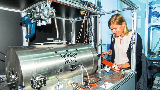 Bosch-Forscherin Dr. Janina Riedrich-Möller experimentiert mit dem Demonstrator eines Quanten-Gyroskops, das zur hochgenauen Messung von Drehraten verwendet wird.
