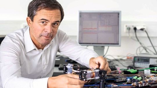 Der Projektleiter für Quantensensoren, Dr. Tino Fuchs, beim Detektieren von winzigen Magnetfeldern mit den Stickstoff-Fehlstellen-Quantensensor.