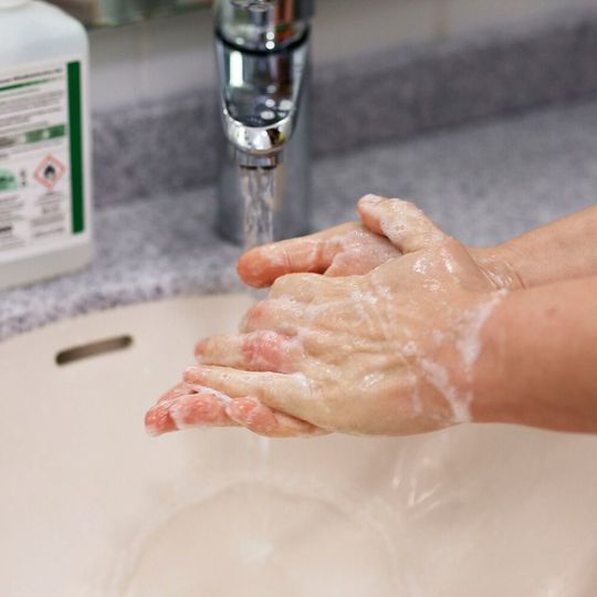 Für ihre Studie, die im Journal „Water“ in der Januarausgabe 2021 erschienen ist, haben Wasserexpertinnen des ISOE tägliche und stündliche Wasserverbrauchsmengen in der ersten Welle der Corona-Pandemie untersucht. Für ihre Studie, die im Journal „Water“ in der Januarausgabe 2021 erschienen ist, haben Wasserexpertinnen des ISOE tägliche und stündliche Wasserverbrauchsmengen in der ersten Welle der Corona-Pandemie untersucht.