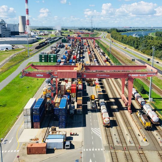 Als zweitgrößter Hafen Europas ist der Hafen Antwerpen eine wichtige Lebensader für die belgische Wirtschaft. Als zweitgrößter Hafen Europas ist der Hafen Antwerpen eine wichtige Lebensader für die belgische Wirtschaft.
