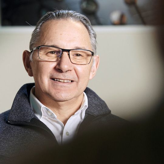 Abb. 1: Prof. Dr. Jan Gerrit Korvink, Direktor des Instituts für Mikrostrukturtechnik am Karlsruher Institut für Technologie (KIT) beschäftigt sich u.a. mit der Miniaturisierung maßgeschneiderter NMR-Systeme für kleine chemische und biologische Proben. Abb. 1: Prof. Dr. Jan Gerrit Korvink, Direktor des Instituts für Mikrostrukturtechnik am Karlsruher Institut für Technologie (KIT) beschäftigt sich u.a. mit der Miniaturisierung maßgeschneiderter NMR-Systeme für kleine chemische und biologische Proben.