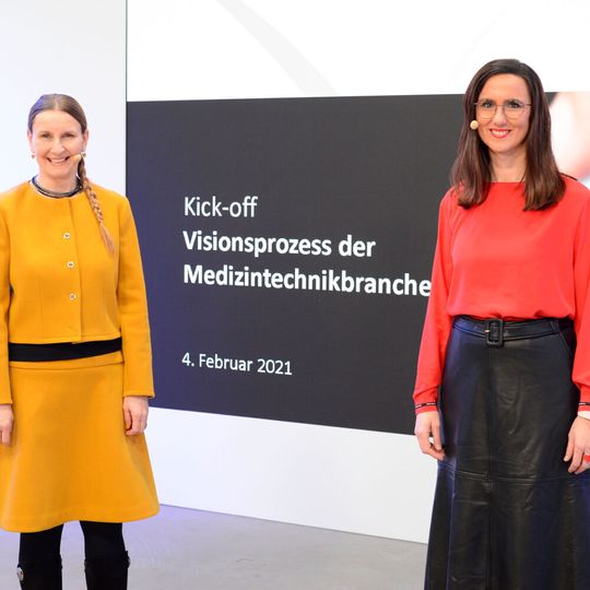 Medical Mountains-Geschäftsführerin Yvonne Glienke (rechts) und Ressortleiterin Britta Norwat moderierten das Kick-off-Event, bei dem sich rund 50 Teilnehmer zuschalteten. Medical Mountains-Geschäftsführerin Yvonne Glienke (rechts) und Ressortleiterin Britta Norwat moderierten das Kick-off-Event, bei dem sich rund 50 Teilnehmer zuschalteten.