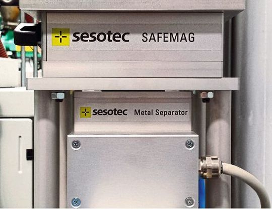 Der Metalldetektor eignet sich für Anwendungen mit sich langsam bewegenden Materialsäulen und Granulat, Mahlgut sowie Glasfasern. Der Metalldetektor eignet sich für Anwendungen mit sich langsam bewegenden Materialsäulen und Granulat, Mahlgut sowie Glasfasern.